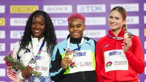 Cyrena Samba-Mayela (z lewej) rzuciła wyzwanie Pii Skrzyszowskiej - teraz już nie tylko w hali. W Xiamenie pobiła rekord Francji