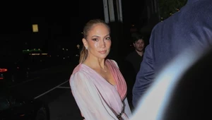 Olśniewająca Jennifer Lopez w długiej sukni. Nie wygląda na swój wiek