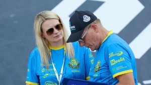 Julia Chomska wraz z Stanisławem Chomskim podczas meczu Stali Gorzów.