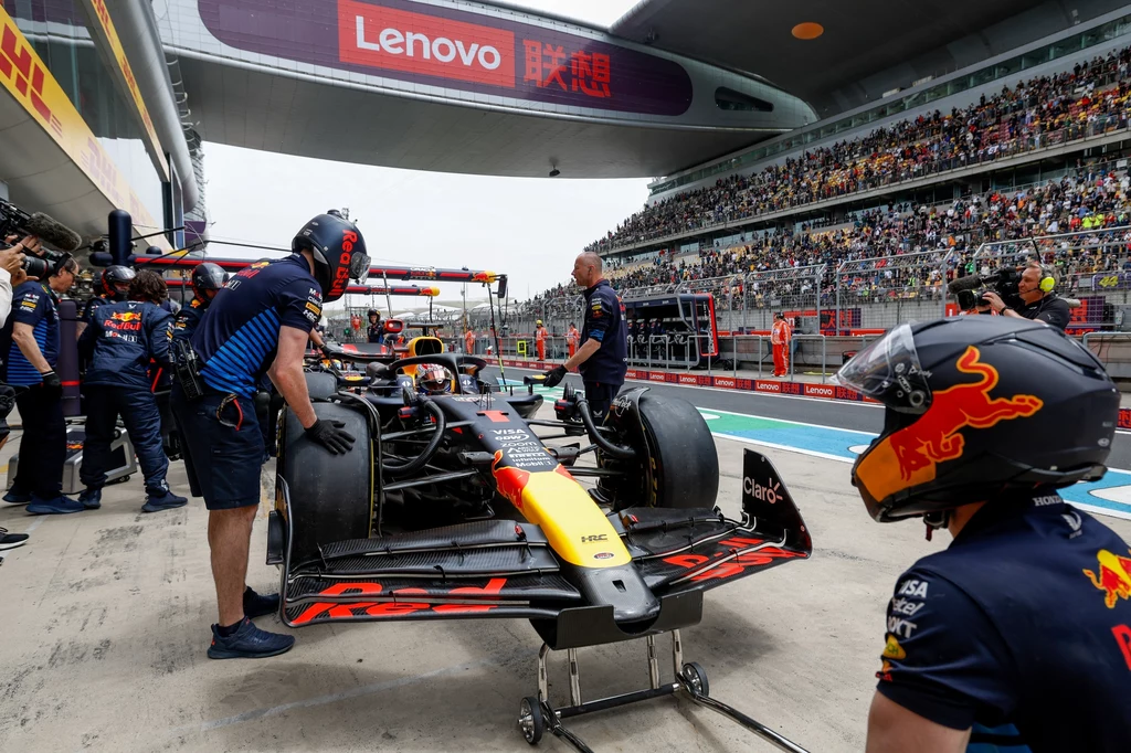 Max Verstappen w alei serwisowej Max Verstappen w alei serwisowej