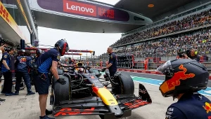 Max Verstappen w alei serwisowej