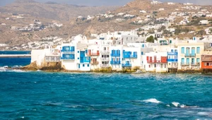 Wystawiona na sprzedaż wyspa Tragonisi leży tuż obok Mykonos (na zdjęciu)