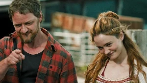 James McAvoy i Aisling Franciosi w scenie z filmu "Nie mów zła"