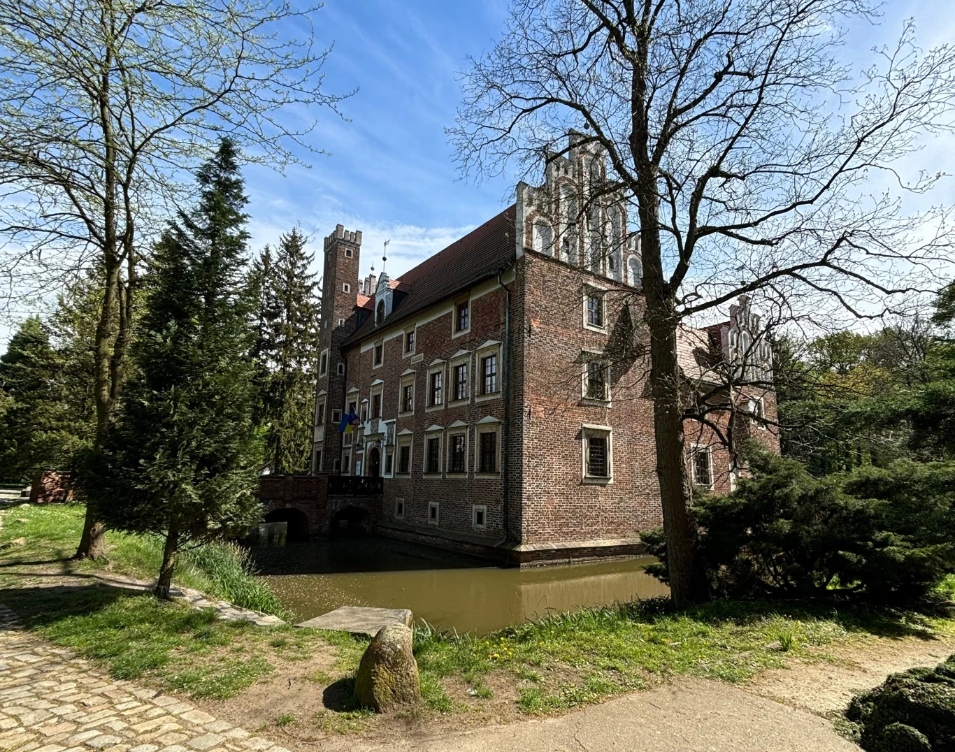 Zamek na wodzie w miejscowości Wojnowice. Zamek na wodzie w miejscowości Wojnowice.