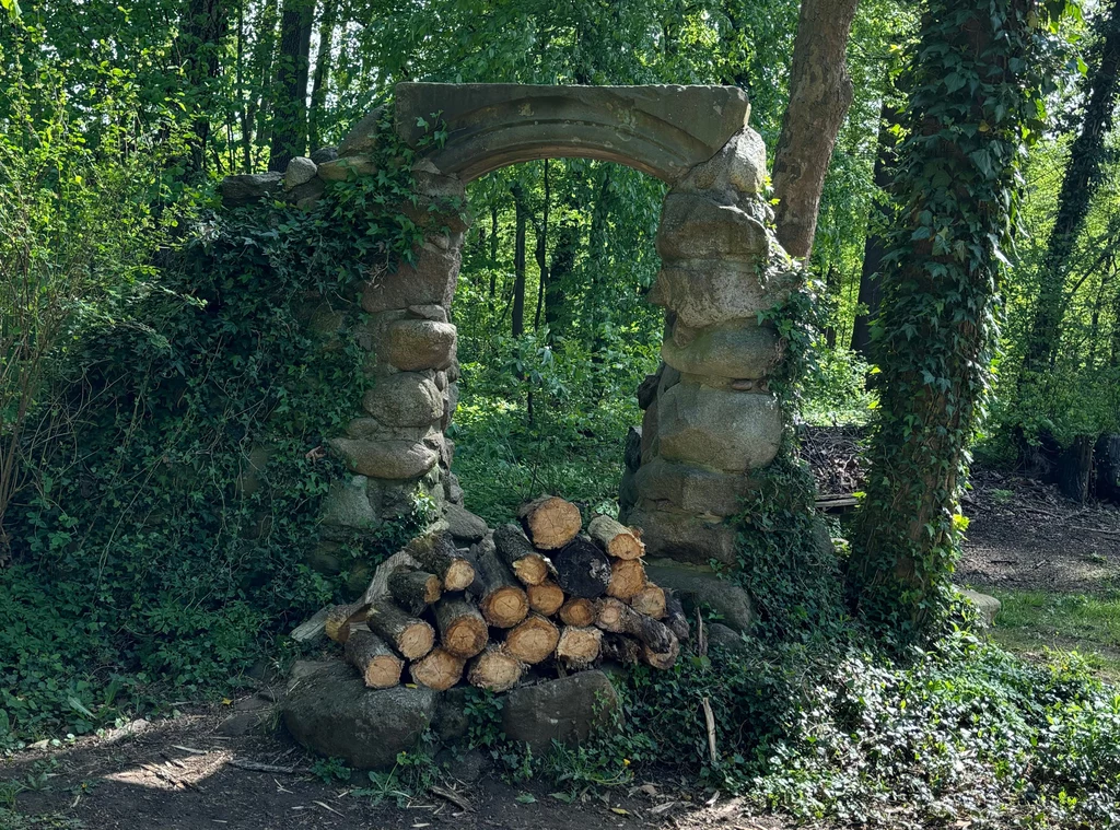 W parku otaczającym zamek w Wojnowicach znajdują się pozostałości po małej architekturze.