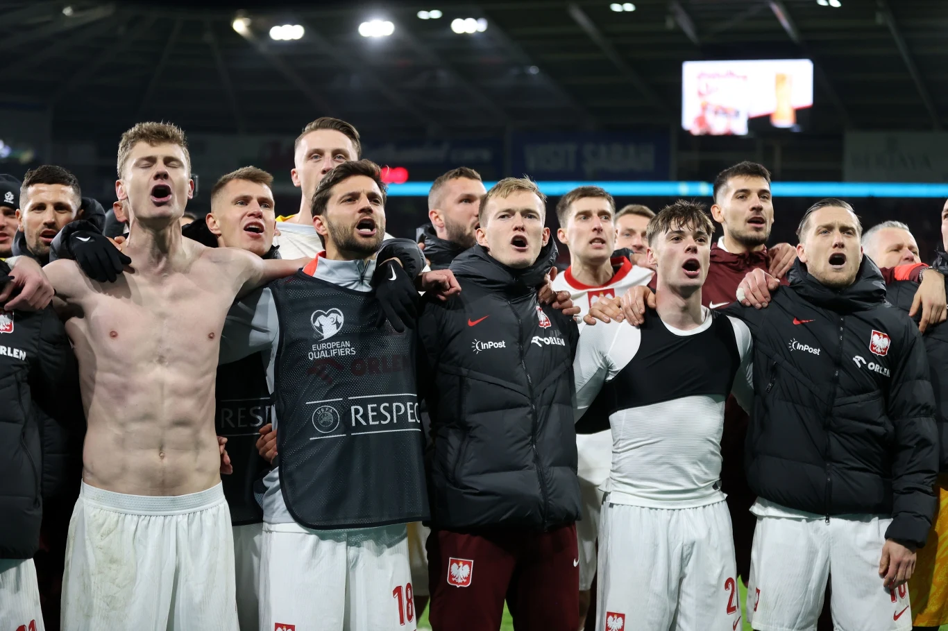 Paweł Dawidowicz (bez trykotu) odegrał pierwszoplanową rolę w fazie barażowej. Teraz ponownie zmaga się z kontuzją Paweł Dawidowicz (bez trykotu) odegrał pierwszoplanową rolę w fazie barażowej. Teraz ponownie zmaga się z kontuzją