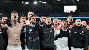 Paweł Dawidowicz (bez trykotu) odegrał pierwszoplanową rolę w fazie barażowej. Teraz ponownie zmaga się z kontuzją