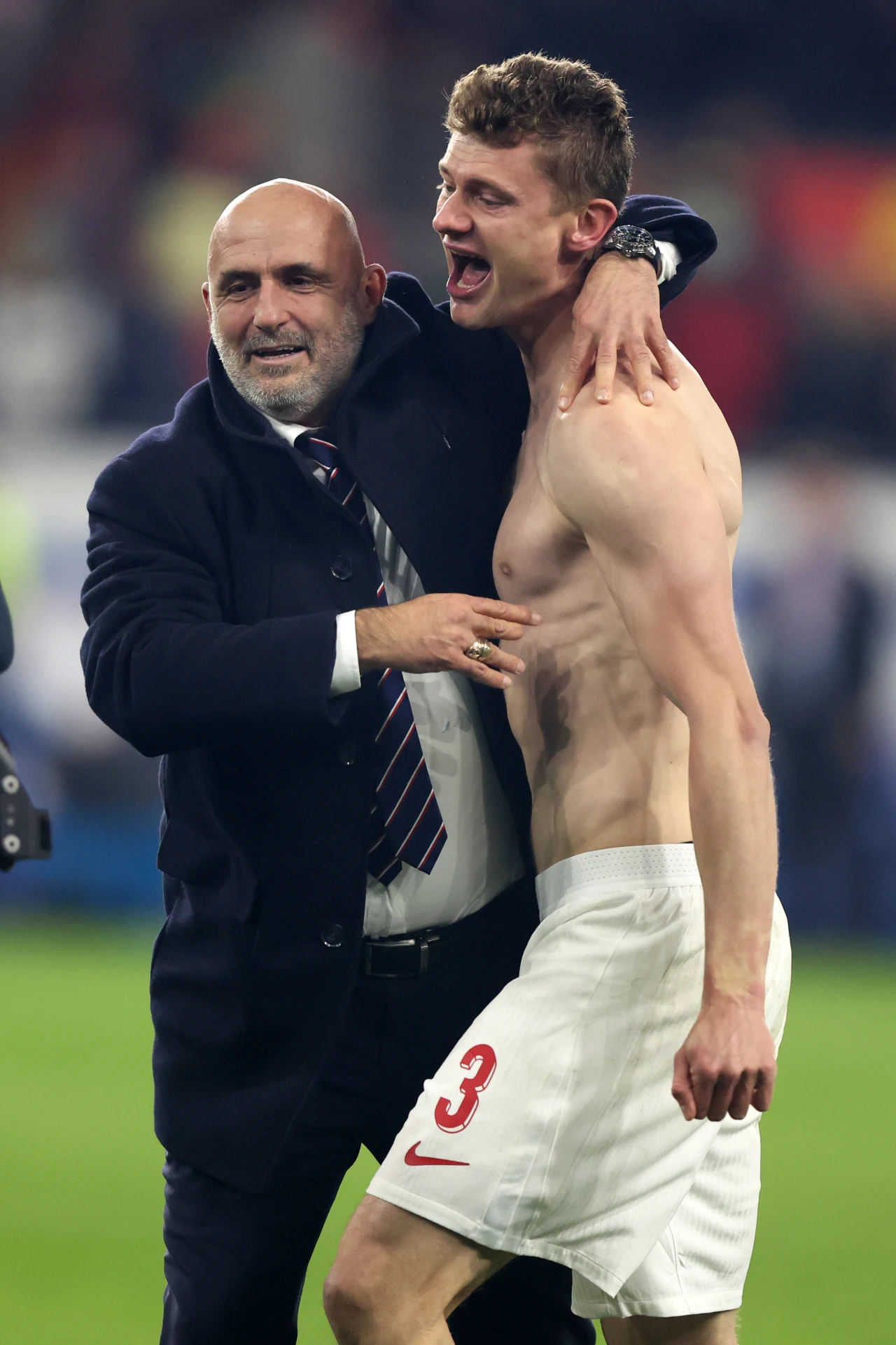 Paweł Dawidowicz z selekcjonerem Michałem Probierzem po zwycięskim boju w Cardiff Paweł Dawidowicz z selekcjonerem Michałem Probierzem po zwycięskim boju w Cardiff