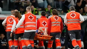 Frenkie de Jong opuszcza murawę na noszach