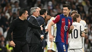 Robert Lewandowski i Xavi Hernandez podczas El Clasico