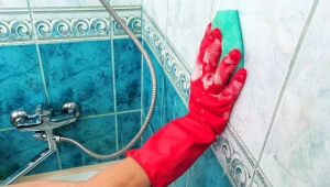 Płytki będą lśnić jak w pałacu, gdy umyjesz je domowym płynem za grosze