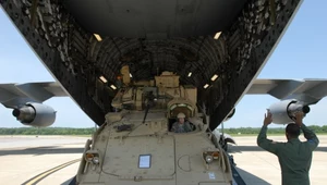 USA pod naciskiem junty zgodziły się wycofać swoje wojska z Nigru. Na zdjęciu załadunek amerykańskiego transportera Bradley na pokład Boeinga C-17 Globemaster. (zdj. ilustr.)