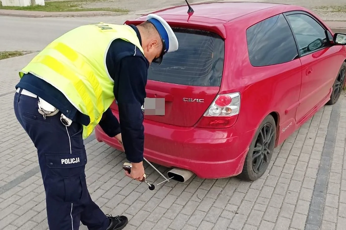Jeżeli pomiar wykaże, że pojazd wydaje dźwięki przekraczające 94 decybele, jego właściciel straci dowód rejestracyjny