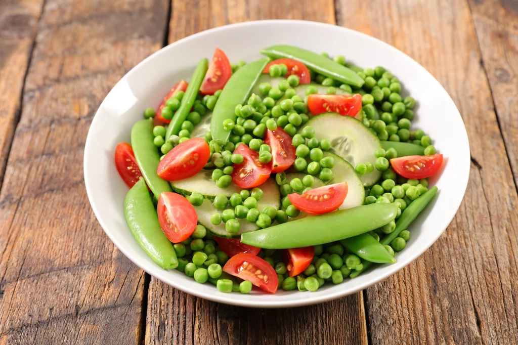 Zielony groszek może być podstawą wielu wiosennych sałatek 