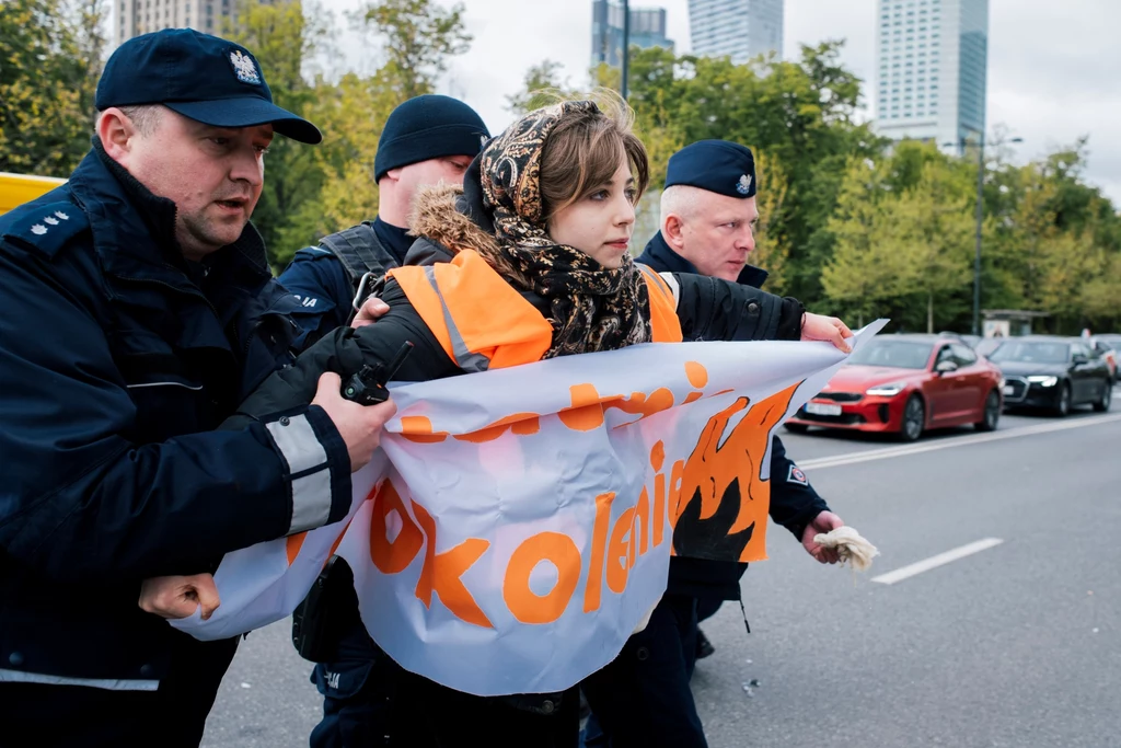W poniedziałek aktywiści i aktywistki "Ostatniego Pokolenia" zablokowali skrzyżowanie ul. Marszałkowskiej i Świętokrzyskiej w Warszawie. Zostali usunięci przez policję