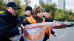 Aktywiści klimatyczni przykleili się do ulicy w centrum Warszawy