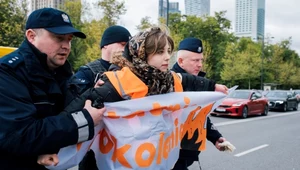 W poniedziałek aktywiści i aktywistki "Ostatniego Pokolenia" zablokowali skrzyżowanie ul. Marszałkowskiej i Świętokrzyskiej w Warszawie. Zostali usunięci przez policję