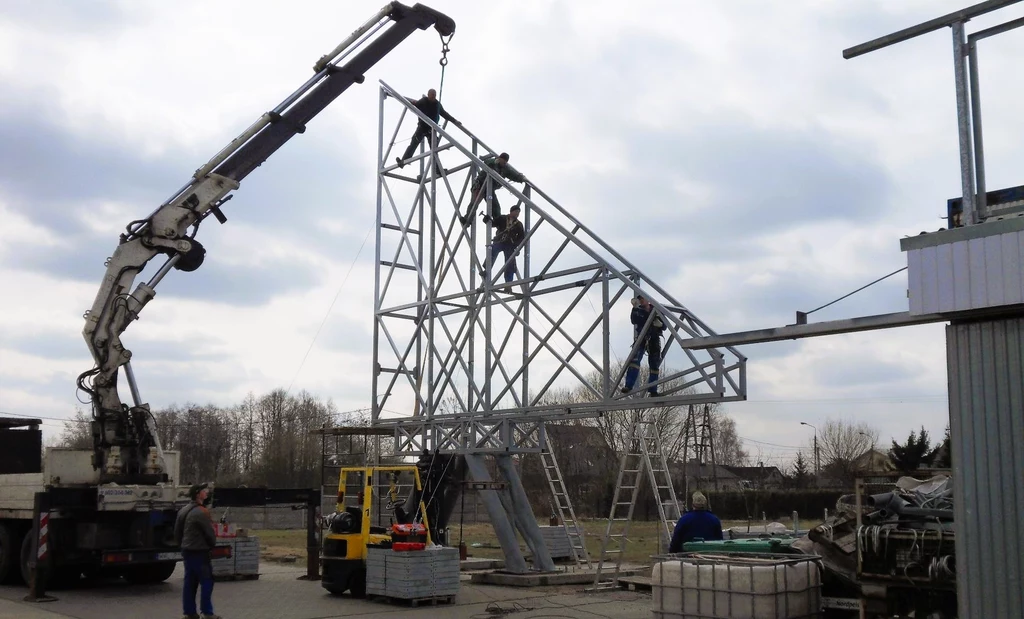 Najwęższy dom świata to nie wymysł tzw. "patodeweloperki", a funkcjonalna instalacja artystyczna. CC BY 2.0 DEED