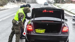 Policjant ma prawo przeszukać samochód. Ale kierowca może go zniechęcić