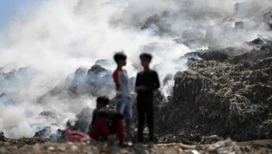 Groźny pożar wysypiska śmieci w Indiach. Góry odpadów od lat są zagrożeniem