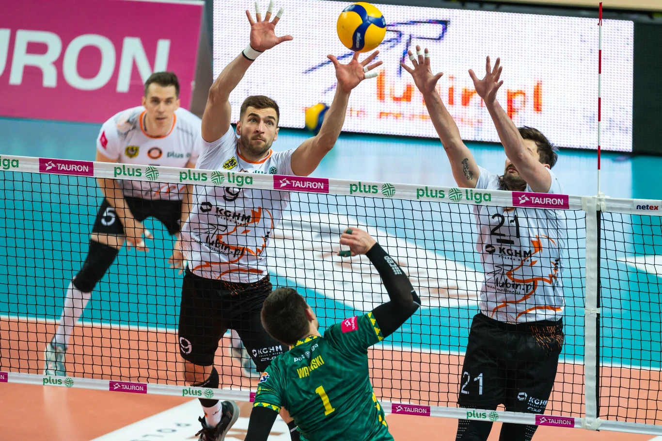 Blok siatkarzy Cuprum Lubin w spotkaniu z GKS-em Katowice