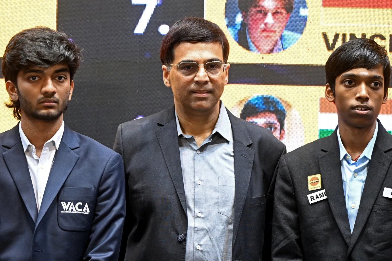 Od lewej: Dommaraju Gukesh, Viswanathan Anand i Rameshbabu Praggnanandhaa