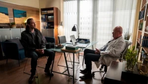 Dziennikarz śledczy Hubert Kostrzewa (Mateusz Czwartosz) weźmie na tapetę prof. Markiewicza (Marcin Troński)