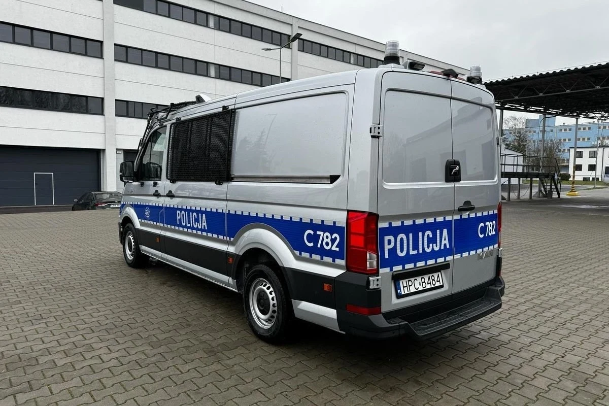 Furgony wypadowe zbudowane zostały na bazie dostawczaka MAN TGE. Auta wyposażone zostały w dwulitrowy silnik o mocy 177 KM. 