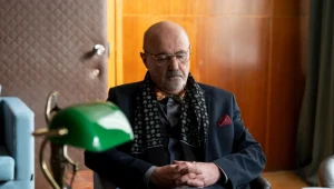 Prof. Markiewicz (Marcin Troński) uda się do prokuratora i doniesie na swoją wspólniczkę