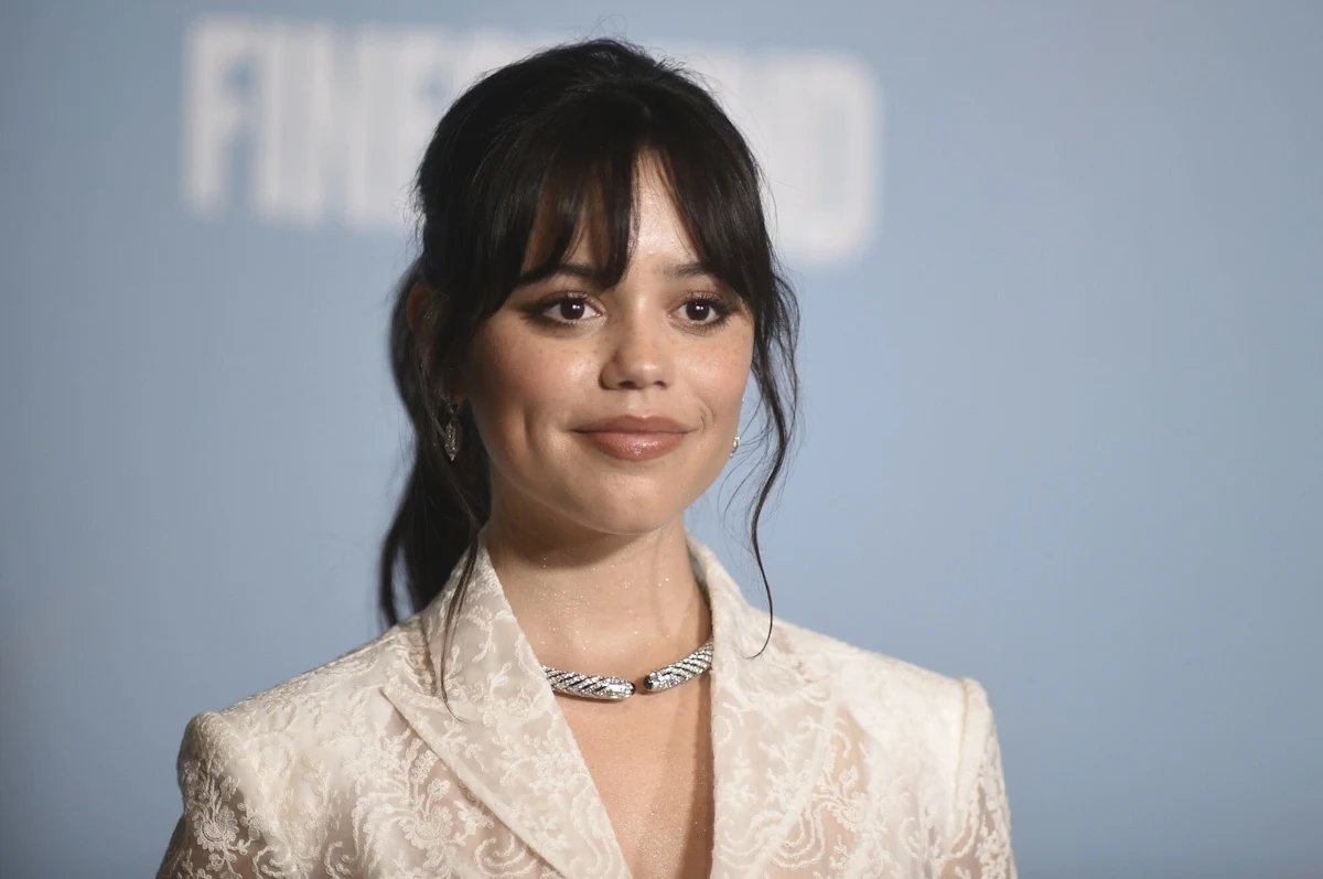 Jakie grzywki są modne 2024? Jenna Ortega nosi tę w stylu Jane Birkin