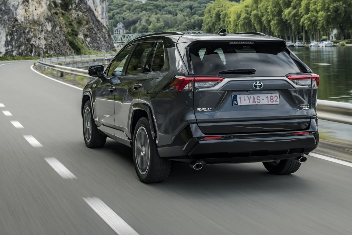 Toyota RAV4 dostępna jest obecnie z klasyczną hybrydą oraz układem hybrydowym typu plug-in. W ofercie nie ma już odmiany z dwulitrową jednostką benzynową.
