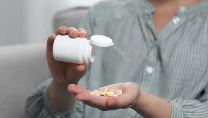 Hamuje starzenie, łagodzi podrażnienia skóry, wspiera produkcję hormonów. Do czego jeszcze potrzebna jest witamina B3?