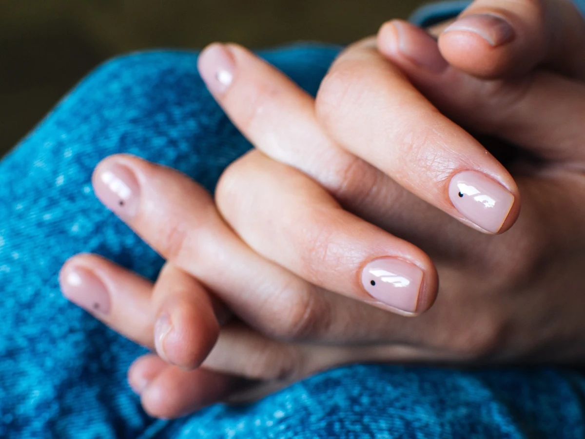 Paznokcie do pracy w biurze. Dots nails są modne i delikatne
