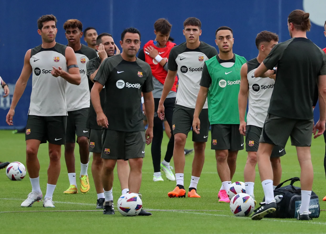 Sergino Dest (trzeci z prawej) za czasów gry w FC Barcelona Szansa na to, że Sergino Dest (trzeci z prawej) jeszcze zawojuje FC Barcelona zmieniła się z niskiej... na dramatycznie niską