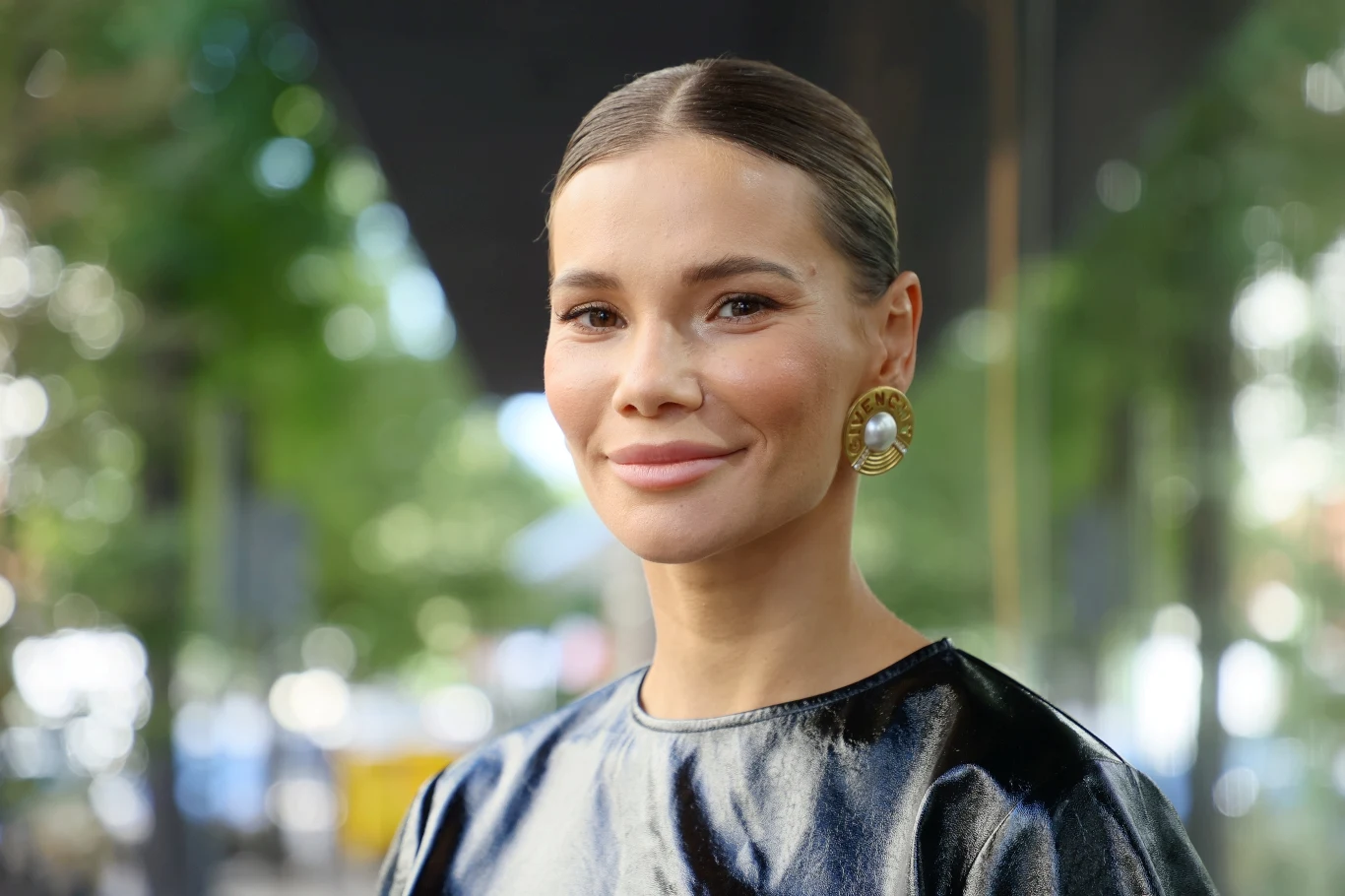 Dwukolorowe czółenka są ponadczasowym hitem. W ostatnim czasie zdecydowała się na nie między innymi Maja Bohosiewicz