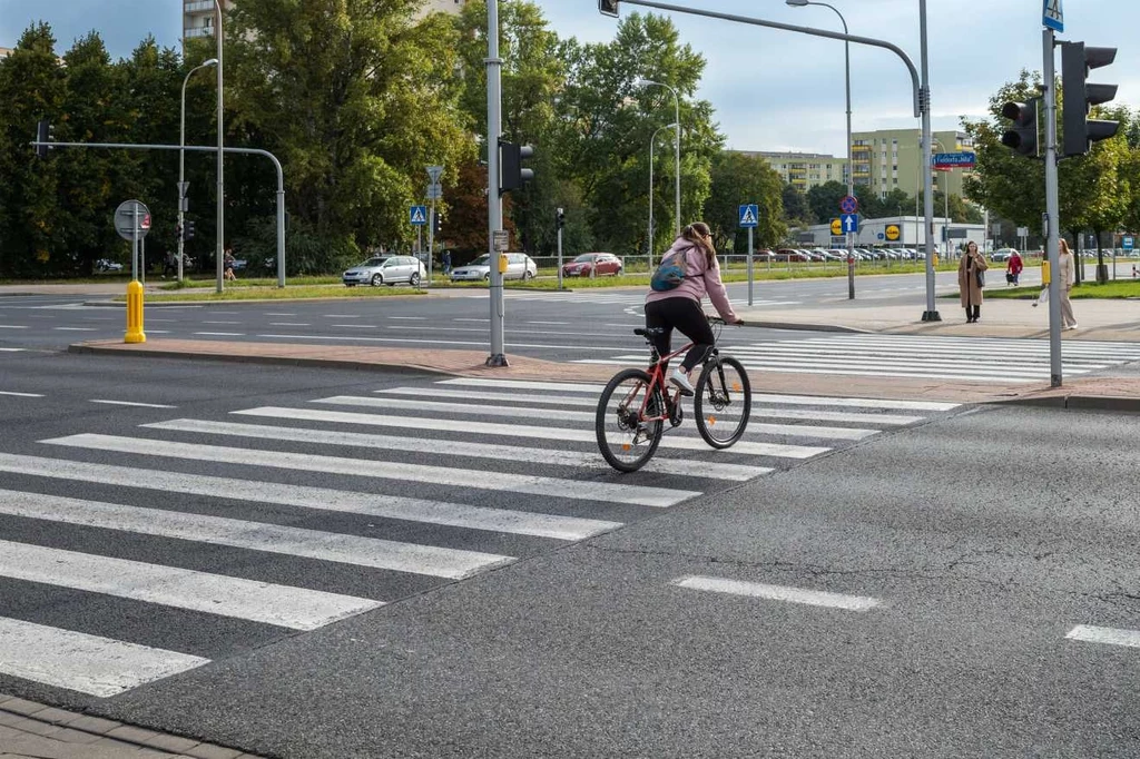 Czy rowerzysta może jeździć po przejściach dla pieszych?