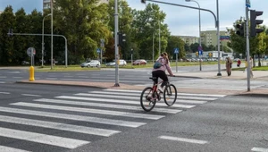 Czy rowerzysta może jechać po przejściu dla pieszych? Nie, ale są wyjątki