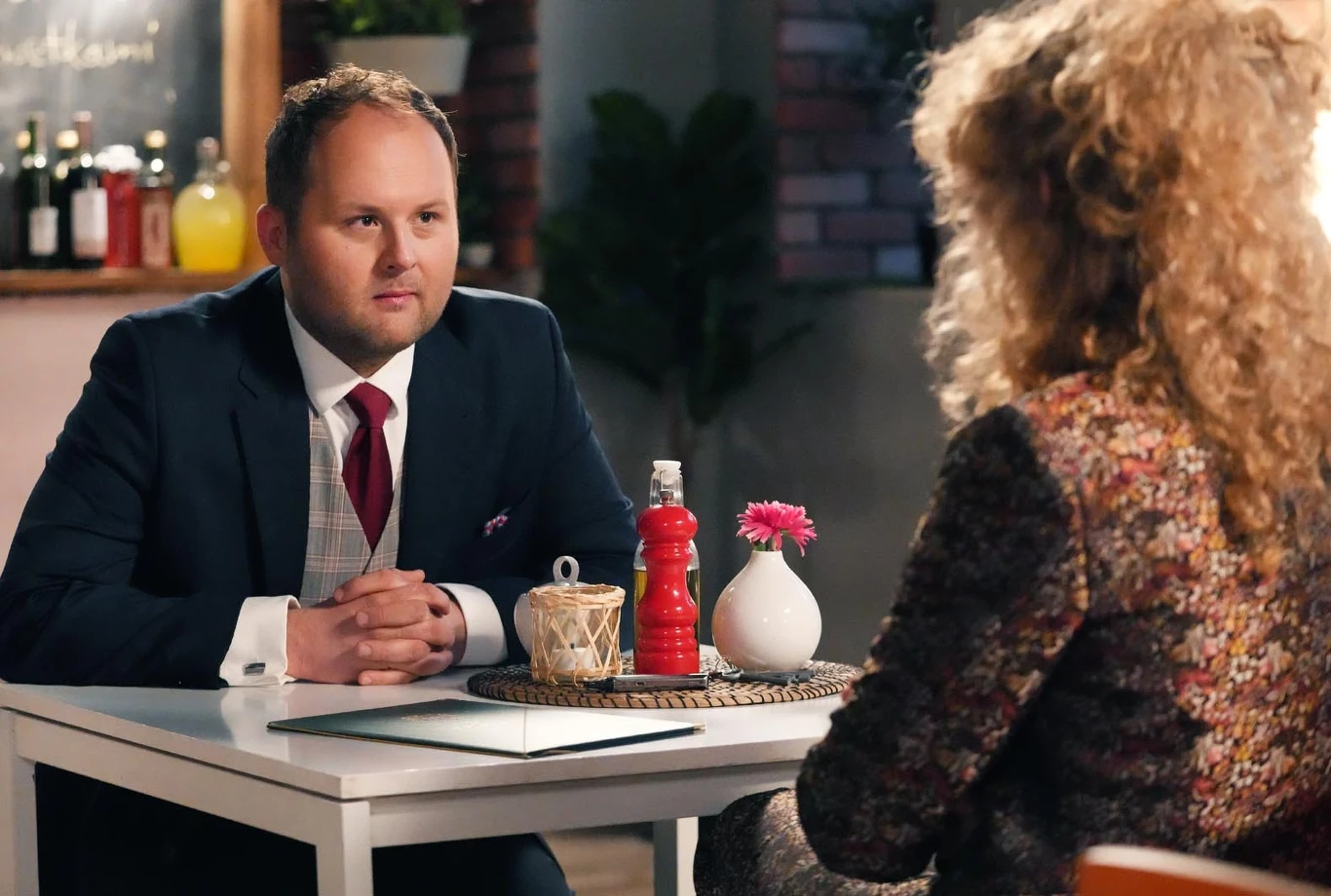 Blondynę odwiedzi Klemens (Sebastian Perdek). Okaże się, że Vincenzo upoważnił go do załatwienia wszystkich formalności związanych z przekazaniem jej "Feel Good"