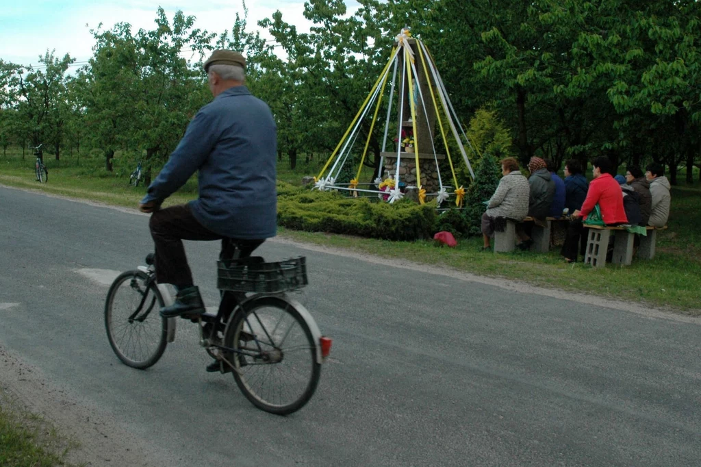 Rowerzysta jadący lewą stroną drogi nie łamie przepisów tylko w jednym przypadku