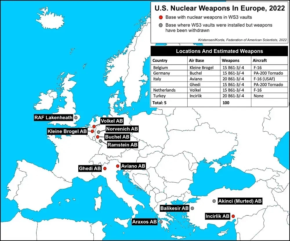 Mapa z zaznaczonymi w Europie aktywnymi i wygaszonymi bazami, które przechowywały amerykańską broń atomową w ramach nuclear sharing