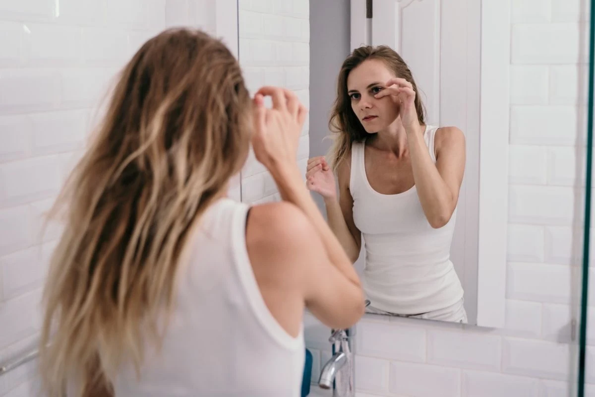 Zaburzenia hormonalne mogą odpowiadać także za stan skóry, która staje się przesuszona i skłonna do wyprysków Zaburzenia hormonalne mogą odpowiadać także za stan skóry, która staje się przesuszona i skłonna do wyprysków