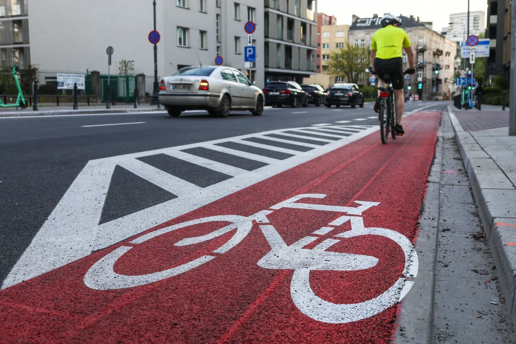 Rowerzystów poruszających się po drogach publicznych obowiązują przepisy ruchu drogowego