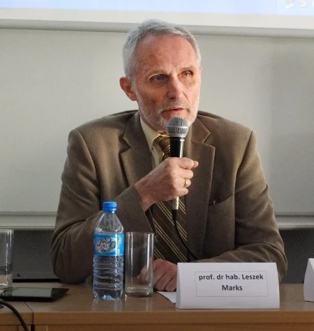 Jak ujawnił Polski Instytut Geologiczny, za kontrowersyjne tezy o klimacie odpowiada prof. Leszek Marks. Jego opinie w tej dziedzinie były wielokrotnie dementowane, m.in. przez portal Nauka o Klimacie