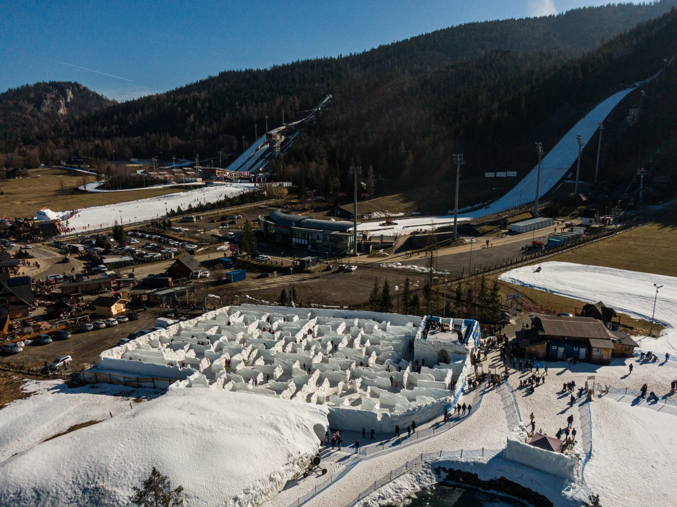 Widok na kompleks skoczni w Zakopanem i śnieżny labirynt