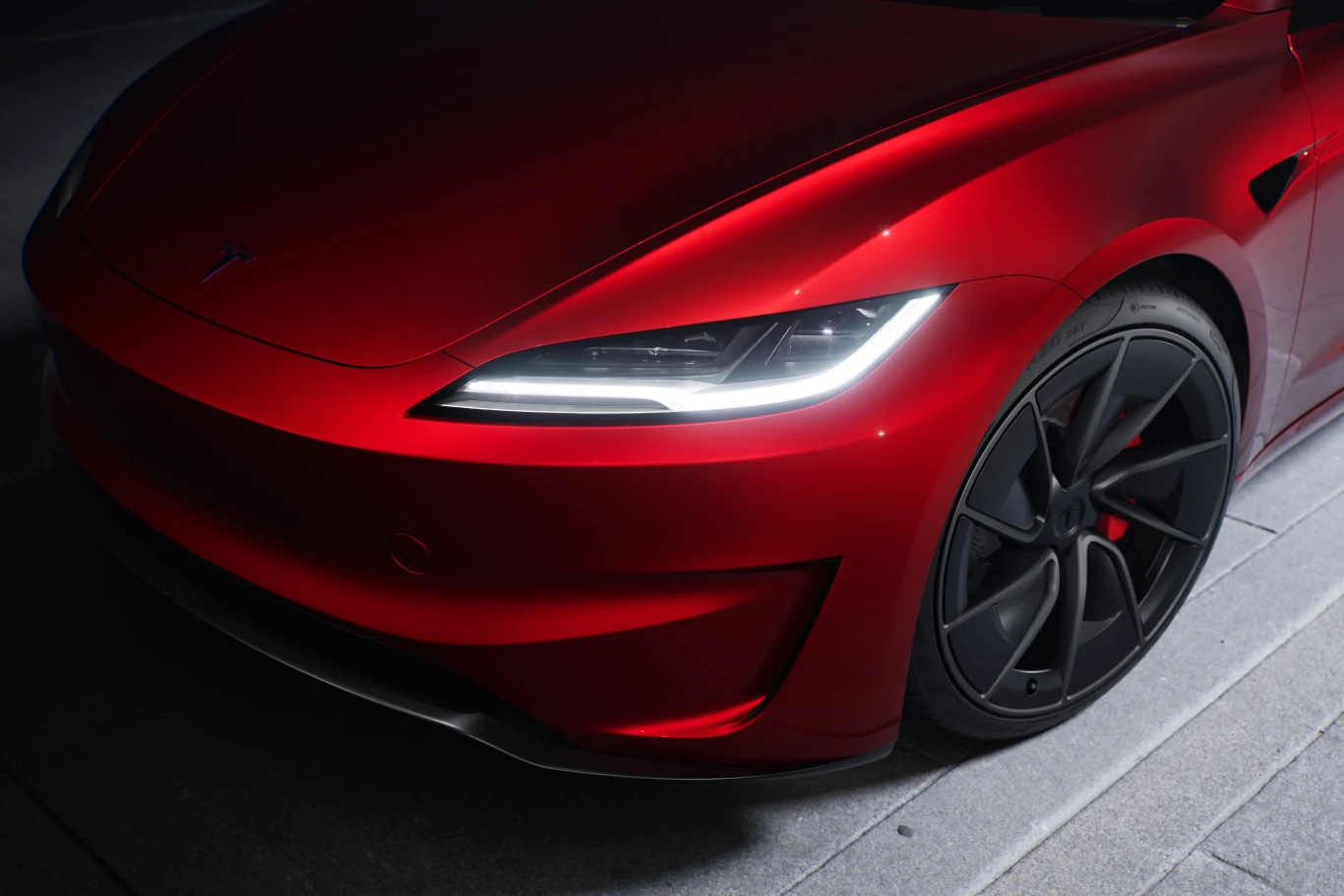 Ceny Tesli Model 3 Performance startują od 244 990 zł. 