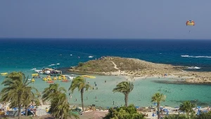 Na plaży Nissi na Cyprze wypoczniesz w otoczeniu wielu wysokich palm