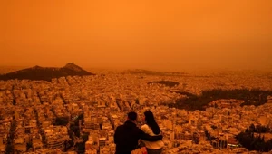 Pył znad Sahary pokrywa Ateny pomarańczową mgłą. Mieszkańcy miasta podziwiają spektakularne widoki. 