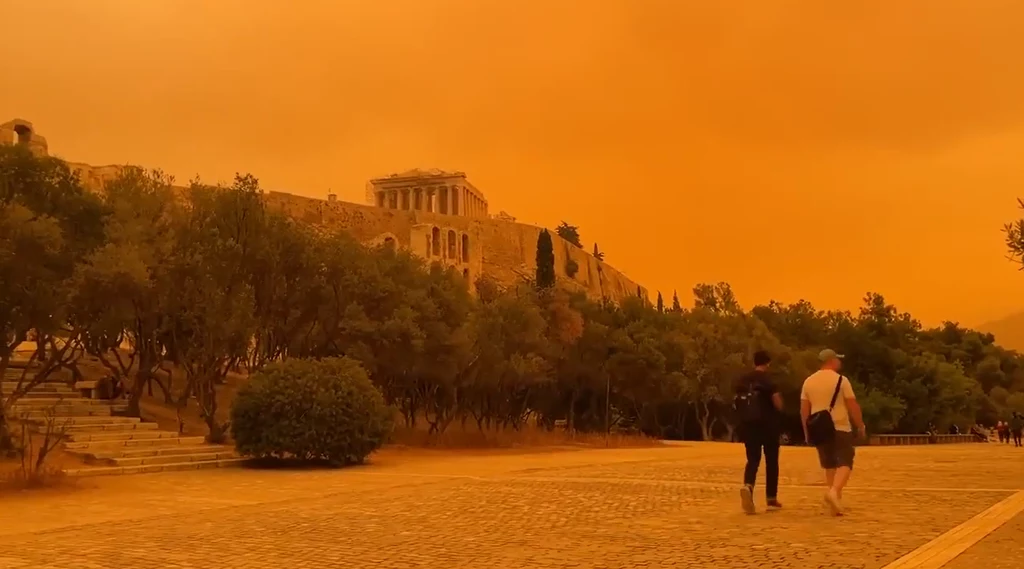 Pył znad Sahary sprawił, że największe zabytki Aten jak Akropol zostały pokryte pomarańczową mgłą.