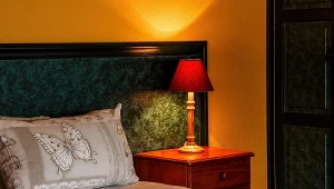 Masz problem z wczesnym wstawaniem? Ustaw taką lampkę w sypialni