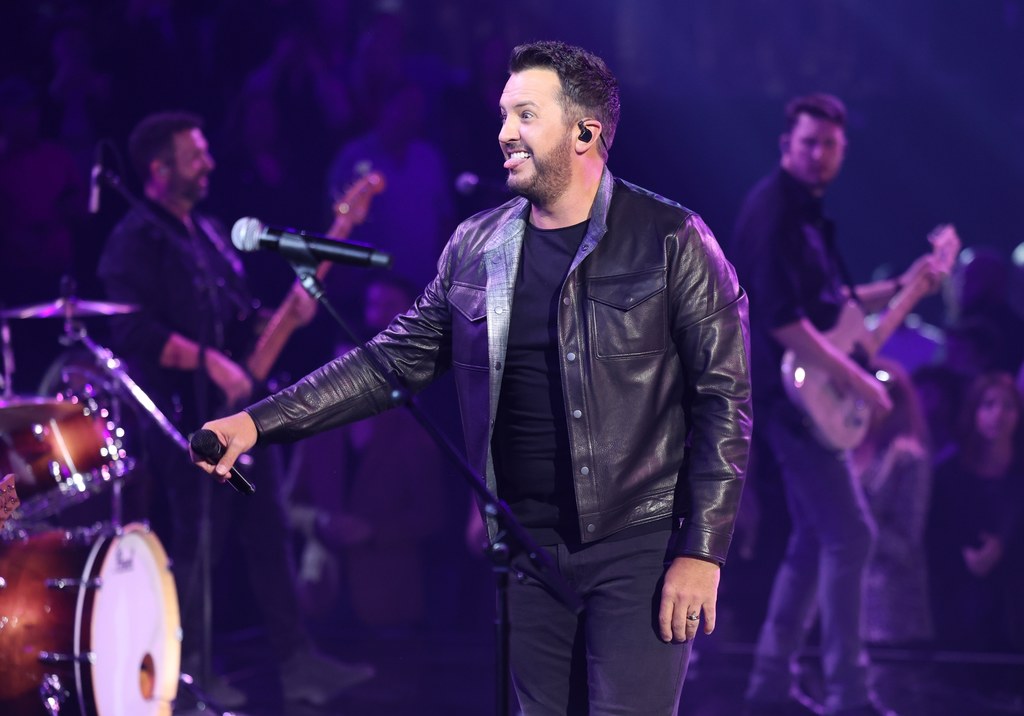 Luke Bryan poślizgnął się na smartfonie wrzuconym przez fana na scenę